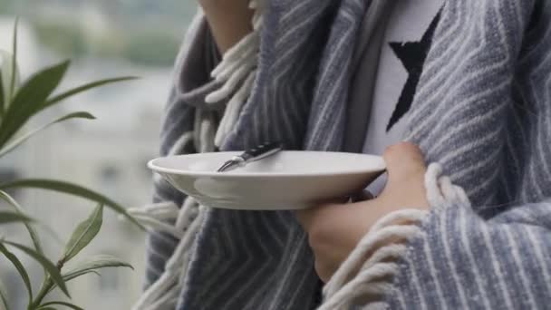 Mujer Caucásica Cubierta Manta Tomando Café Pie Terraza — Vídeos de Stock