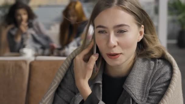Язок Молодої Кавказької Жінки Покритий Ковдрою Яка Розмовляє Мобільним Телефоном — стокове відео