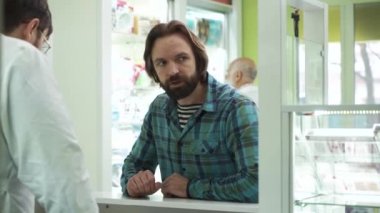 Çok hassas bir hastalığı olan beyaz bir adam eczacıdan ilaç istiyor. Eczanedeki müşteriye hap satan profesyonel bir işçiydi. Asistan sonunda geçiyor..