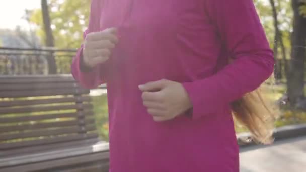수없는 공원에서 꽁지를 클로즈업했습니다 분홍색 운동복을 선수가 아침에 야외에서 훈련을 — 비디오
