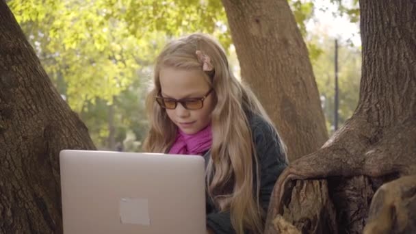 Retrato Una Joven Adolescente Caucásica Gafas Fotocromáticas Cerrando Portátil Mostrando — Vídeo de stock