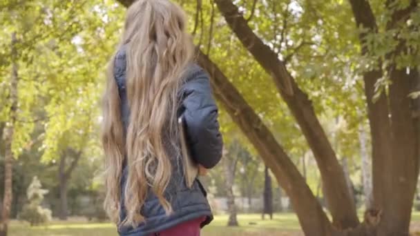 Vista Posterior Joven Adolescente Caucásico Con Cabello Largo Rizado Sosteniendo — Vídeos de Stock