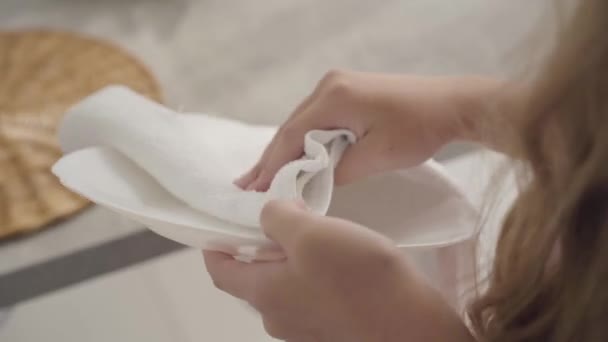 Close Mãos Femininas Caucasianas Adolescentes Limpando Placas Com Pano Branco — Vídeo de Stock