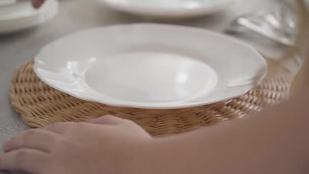 特写白种人的手在饭桌上端盘子 勤奋的青少年把餐具放在盘子里 — 图库视频影像