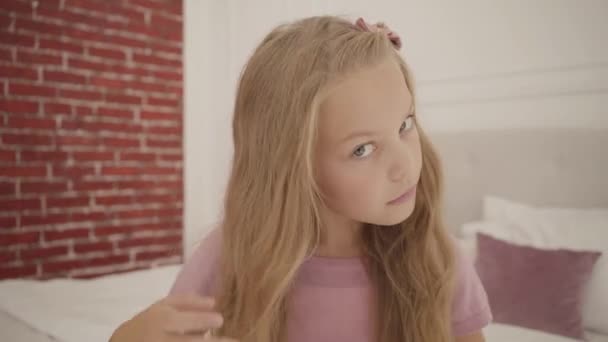 Portret Van Een Mooi Blank Meisje Met Lichte Huid Grijze — Stockvideo