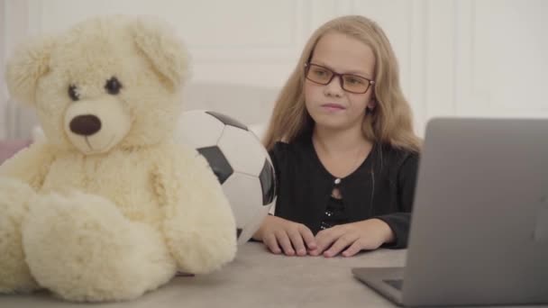 Retrato Una Adolescente Rubia Caucásica Tirando Mesa Osito Peluche Pelota — Vídeos de Stock