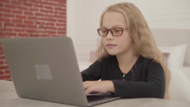 Retrato Una Adolescente Rubia Caucásica Gafas Sentada Con Portátil Casa — Vídeo de stock