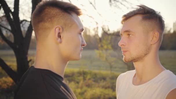 Κοντινά Πρόσωπα Δύο Καυκάσιων Αγοριών Που Κοιτάζονται Στο Φως Του — Αρχείο Βίντεο