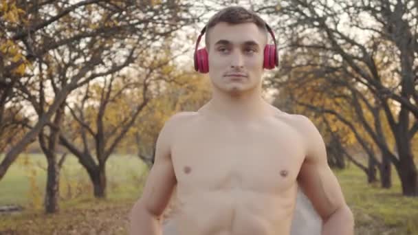 Erwachsene Kaukasische Sportler Mit Nacktem Oberkörper Wärmen Sich Herbstlichen Park — Stockvideo