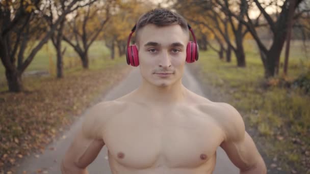 Close Smiling Caucasian Bodybuilder Naked Torso Warming Autumn Park Strong — 图库视频影像