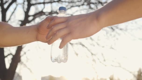 Primer Plano Manos Caucásicas Masculinas Compartiendo Agua Atardecer Parque Otoño — Vídeos de Stock