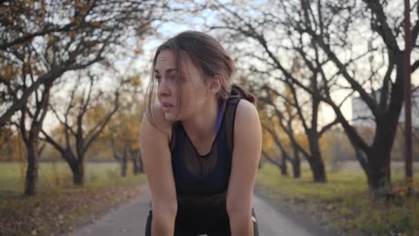 Портрет Уставшей Спортивной Девушки Отдыхающей Аллее Осеннем Парке Два Сильных — стоковое видео