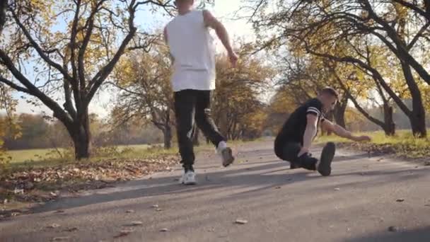 Twee Jonge Blanke Sterke Sporters Die Zich Uitstrekken Het Najaarspark — Stockvideo