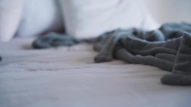 Lento de roupão de banho e saltos altos caindo na cama branca. Pessoa desconhecida jogando roupas e sapatos na cama no quarto. Mulher a vestir-se de manhã. Estilo de vida, moda . — Vídeo de Stock