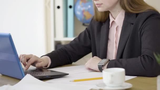 Młoda kobieta pracująca w sieci i ziewająca. Zmęczona ruda, biała kobieta pisząca na klawiaturze laptopa. Pojęcie przepracowania, pracy na odległość, wyczerpania, stylu życia. — Wideo stockowe