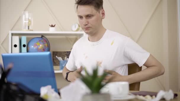 Sorprendido joven hombre ajustar el pelo y ocultar sucia camiseta para videollamada. Retrato del guapo freelancer caucásico trabajando desde casa en línea. Estilo de vida, negocios, trabajo remoto, freelance . — Vídeos de Stock