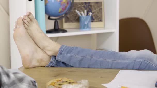 Câmera se move de pernas descalças masculinas em jeans deitado na mesa para enfrentar o jovem morena confiante falando ao telefone. Retrato de um caucasiano relaxado a descansar aos fins-de-semana. Estilo de vida, alegria . — Vídeo de Stock