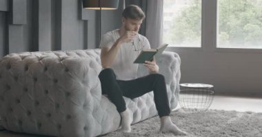 Esmer adam gözlüğünü çıkardı ve evde kitap okurken gözlerini ovuşturdu. Kapalı alandaki hobiden hoşlanan Kafkas okuyucusunun geniş açılı portresi. Hobi, yaşam tarzı. Sinema 4k ProRes Merkezi.
