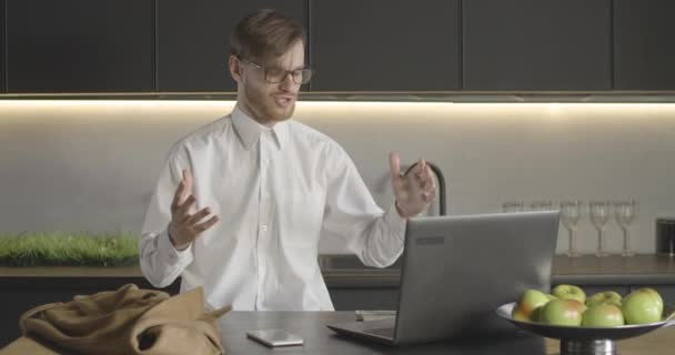 Excité homme d'affaires réussi faisant geste de victoire et de disperser de l'argent dans la cuisine à la maison. Mouvement lent de l'homme Caucasien réussi ayant de bonnes nouvelles en ligne. Siège social Cinema 4k ProRes. — Video