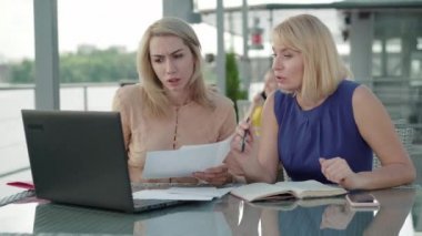 Açık hava lokantasında konuşan meşgul beyaz iş kadınlarının portresi. Açık kafede projeyi tartışan kendine güvenen güzel kadınların ön görüntüsü. İş, başarı, yaşam tarzı.
