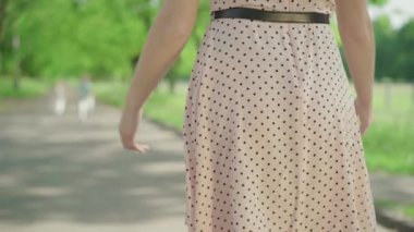 Beyaz bir kadın parktaki sokakta çocuklara sarılmak için oturuyor. Sevimli, neşeli bir oğul ve kızı annesine koşuyor ve onu kucaklıyor. Eğlence, eğlence, yaşam tarzı, birlik.