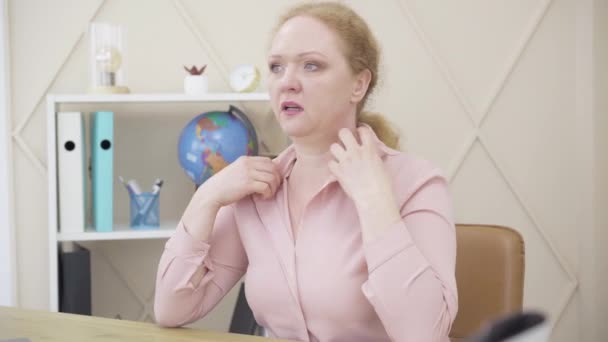 Femme rousse caucasienne souffrant de changements climatiques. Dame aînée ayant des bouffées de chaleur et un ventilateur. Fémininité, vieillissement féminin, problèmes de santé, gynécologie, ménopause. — Video