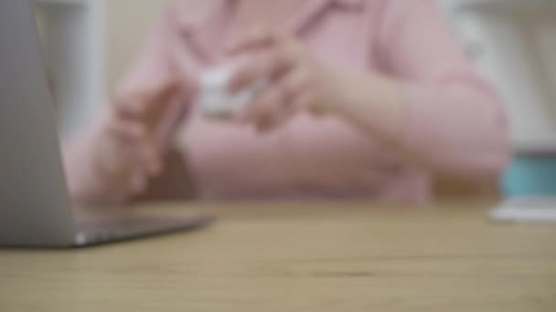 Femme âgée caucasienne prenant bouteille avec hydratant et l'application de crème pour les mains. Portrait de dame blanche âgée confiante prenant soin de la peau à la retraite. Beauté, féminité, cosmétique. — Video