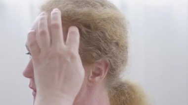 Kafkasyalı orta yaşlı bir kadının saçlarına bakışı. Yaşlı ve üzgün bir bayanın portresi. Kadınlık, yaşlılık, umutsuzluk..