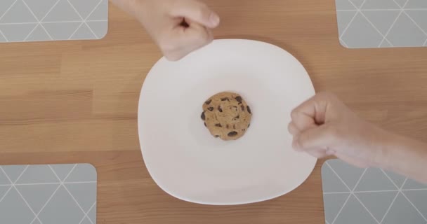 Két kisfiú keze, akik kő-papír-ollót játszanak, hogy megnyerjék az utolsó sütit a tányéron. Felismerhetetlen kaukázusi gyerekek döntik el, ki eszik ízletes kekszet.. — Stock videók