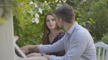 Romantik bir çiftin yaz günü dışarıda piyano çalmasını seyretmek. Müzikten hoşlanan güzel bir kadın ve yakışıklı bir adamın portresi. Yaratıcı müzisyenler çıkıyorlar. Aşk ve bağlılık.