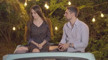 Yetişkin bir adam romantik bir yerde güzel bir kadına evlenme teklif ediyor. Kafkasyalı sevgili portresi kız arkadaşına evlenme teklif ediyor ve alyans veriyor. Yaz akşamında sevgili olan mutlu çift..