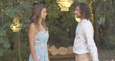 Genç, güzel, beyaz bir kadın buket almayı reddediyor ve sevecen adamı yalnız bırakıyor. Utangaç romantik bir adam akşamları elinde çiçeklerle dikilip başka tarafa bakıyor. Sinema 4k ProRes Merkezi.