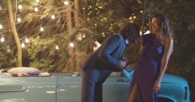 Yaz akşamları romantik geçmişe dönük buluşmada yüksek sesle gülen zarif beyaz bir çift. Açık havada çıkan mutlu genç erkek ve kadının portresi. Aşk ve aşk kavramı. Sinema 4k ProRes Merkezi.