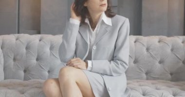 İçeride panik atak geçiren tanınmayan bir kadın. Stresli beyaz iş kadını anksiyete bozukluğu çekiyor. Kanepede oturan gergin kadın endişeleniyor. Sinema 4k ProRes Merkezi.