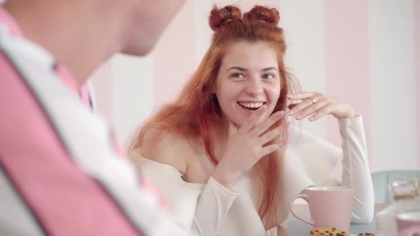 Retrato de alegre hermosa pelirroja hablando con el hombre y riendo. Feliz relajado millennial novia charlando con el novio en la cocina en casa. Concepto de felicidad y citas. — Vídeo de stock