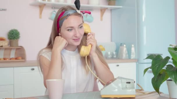 Porträtt av charmiga unga kvinna skvallrar på retro telefon med någon. Vacker vit hemmafru som spred rykten på 1960-talet. Vintage människor. — Stockvideo