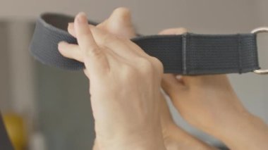 Kadın eli, yayan olarak pilates ilmiği yapıyor. Spor salonunda ekipman kullanarak tanınmaz hale gelen sporcu kadın eğitimi. Eğitim ve egzersiz kavramı.