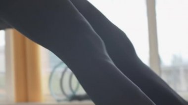 Kamera, Kafkasyalı üst düzey sporcunun pilates egzersiz tezgahını kullanmasını takip ediyor. Spor salonundaki sağlıklı kadın emeklilik eğitiminin yan görüntüsü. Emeklilik süresince aktif yaşam tarzı.