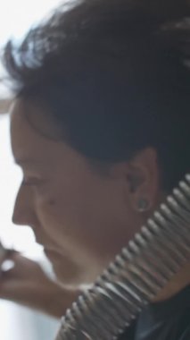 Canlı kamera, yaşlı kadının pilates Cadillac 'ını çekişini izliyor. Kendine güvenen beyaz kadın sporcu emekli kadının spor salonundaki ekipmanların yan görüntüsü..