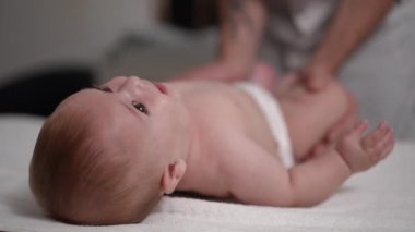 Sakin bir ortamda bebek masajı yapmak rahatlamayı teşvik eder ve anne-baba ile bebek arasındaki bağı güçlendirir.