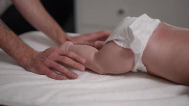 Huzurlu bir ortamda en iyi rahatlama ve rahatlama için bebekler için sakinleştirici masaj teknikleri keşfedin.