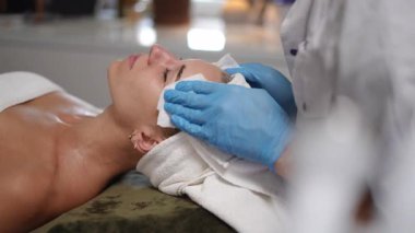 Derin rahatlama ve nihai rahatlama için gelişmiş cilt bakımı teknikleriyle canlandırıcı bir yüz tedavisinin tadını çıkarın.