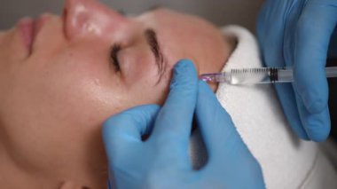 Profesyonel botoks tedavisiyle cilt görünümünü önemli ölçüde iyileştirmek ve kırışıklıkları etkili bir şekilde azaltmak için tasarlandı.