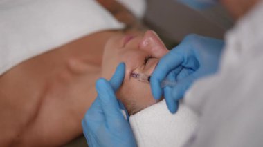 Bu resim cilt bakımı ve gençleştirme için yapılan özel bir yüz tedavisini gösteriyor.