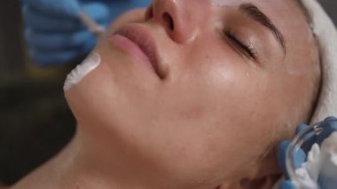 Gençleşme ve sağlık için etkili cilt bakımı teknikleri sergileyen huzurlu bir yüz tedavisinin tadını çıkarın.