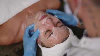 Profesyonel yüz bakımı ve cilt bakımıyla gençleşmenin nihai deneyimini keşfedin.