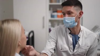 Klinik ortamda, bir tıp uzmanı bir hastayla bir dizi tedavi seçeneğini etraflıca tartışır.