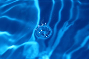 Damlama su veya su bir su birikintisi dalgaların. su dalgalanan dalgaları.