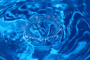 Damlama su veya su bir su birikintisi dalgaların. su dalgalanan dalgaları.