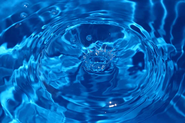 Damlama su veya su bir su birikintisi dalgaların. su dalgalanan dalgaları.